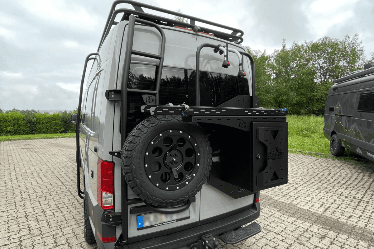 Ersatzradleiter und Multimauntplatte mit Heckbox und Fahrradträger für Volkswagen Crafter SY SZ ab Baujahr 2017 von Overland Equipment bei Back Forest - Offroad GmbH