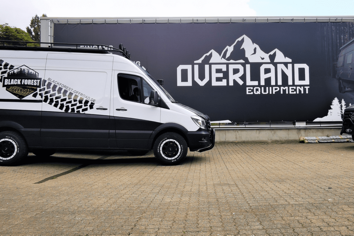 Mercedes Benz Sprinter W906 Heckantrieb von Black Forest - Offroad GmbH zur Besuch bei Overland Equipment