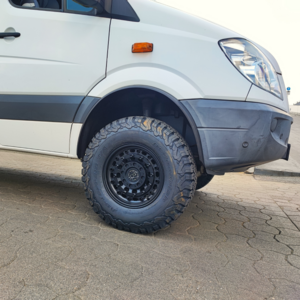 MB Sprinter W906 4x4 26575R16 BF Goodrich auf Black Rhino Arsenal in schwarz inkl.Montage, Tachoanpassung, Radhausverbreiterung und TÜV-Einzelabnahme bei Black Forest Offroad GmbH